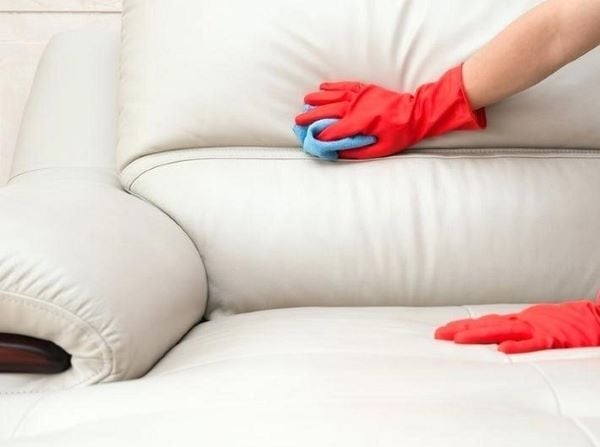 1. Lau sạch bề mặt sofa da bằng khăn mềm và dung dịch phù hợp